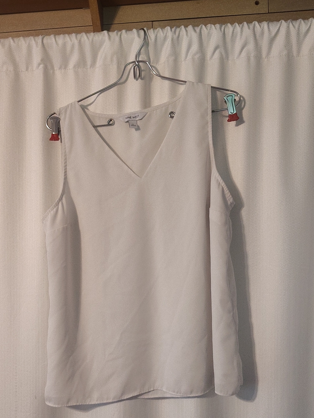 Nine West Ivory V-Neck Sleeveless Top